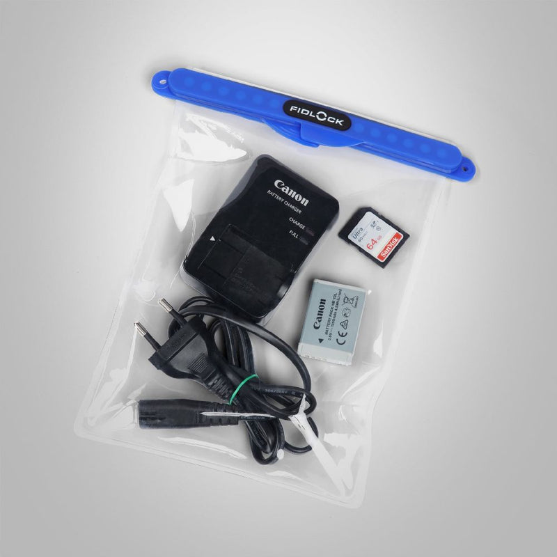 Fidlock Waterproof Phone Case Maxi blue transparent in use